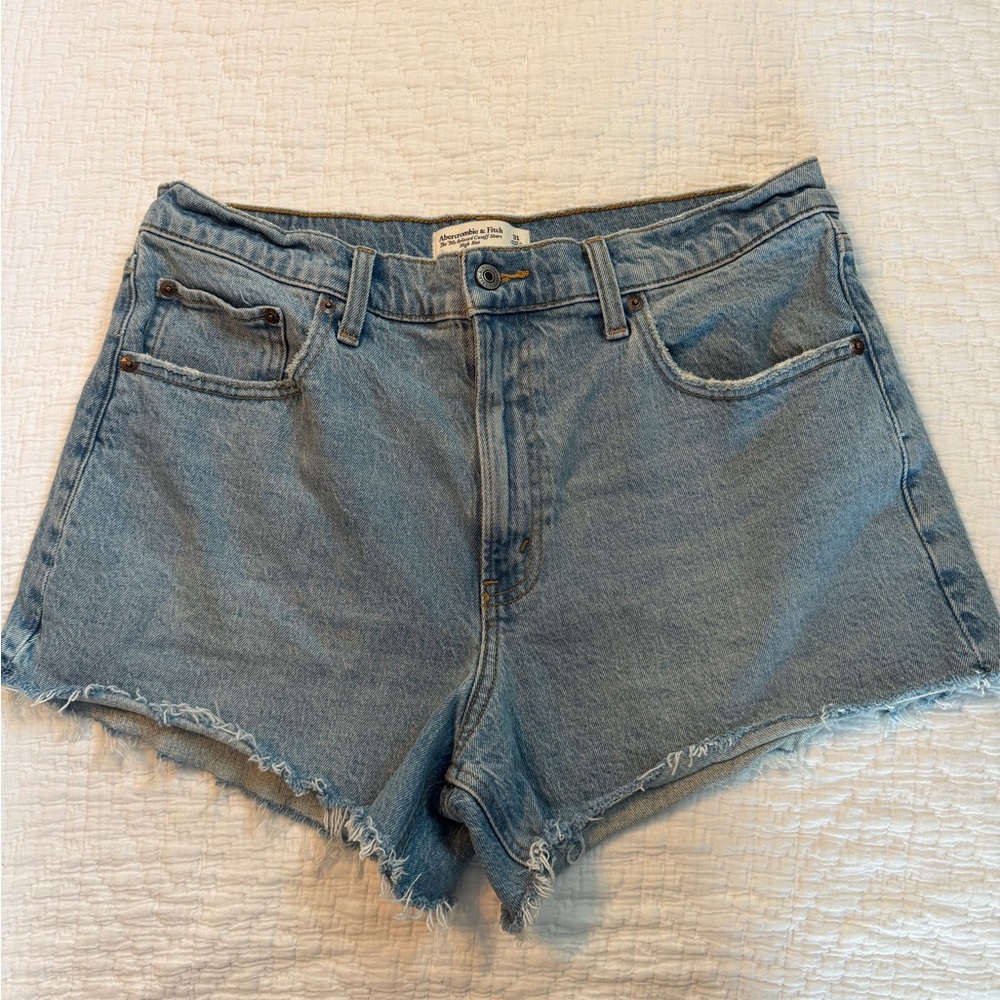 Abercrombie & Fitch ’90s Relaxed Cutoff Shorts — Light Wash
